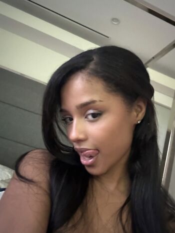 Full leaked Allieluxx/ private onlyfans photo