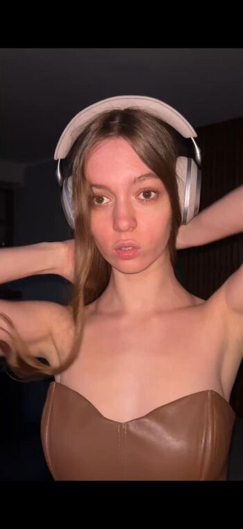 Full leaked Emily rudd/ private onlyfans photo